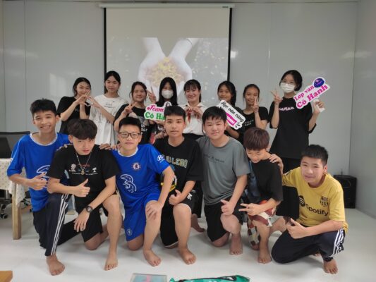 HỌC SINH LỚP NGỮ VĂN CÔ NGUYỄN THUÝ HẠNH
